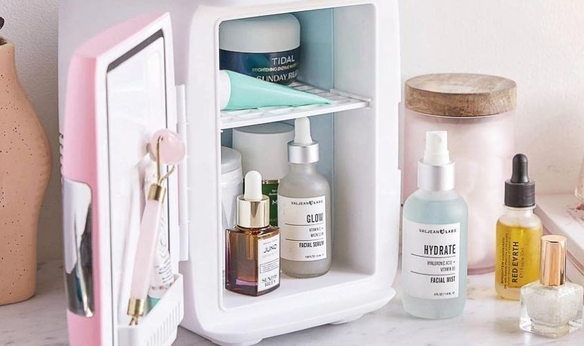 Hạn sử dụng của mỹ phẩm makeup và cách bảo quản đúng cách Cách bảo quản mỹ phẩm makeup đúng cách Nhiệt độ: Đặt ở nơi khô ráo, thoáng mát (nhiệt độ phòng dưới 25 độ C), tránh ánh nắng trực tiếp hoặc nơi có độ ẩm cao như phòng tắm. Vệ sinh cọ/mút: Thường xuyên giặt cọ, mút trang điểm mỗi tuần để hạn chế đưa vi khuẩn ngược vào sản phẩm. Đậy kín nắp: Luôn đóng chặt nắp sau khi dùng để tránh sản phẩm bị khô hoặc oxy hóa. Tránh dùng chung: Hạn chế dùng chung các sản phẩm như mascara, son môi để phòng ngừa lây nhiễm các bệnh về mắt hoặc da. Sử dụng tủ lạnh: Có thể cất các sản phẩm như kem lót, kem nền hoặc son vào tủ lạnh mini chuyên dụng ở nhiệt độ từ 4 - 6 độ C để kéo dài tuổi